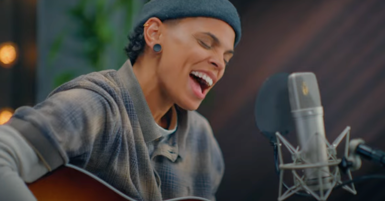 article: Autumn Nicholas "Baggage" | Taylor Guitars